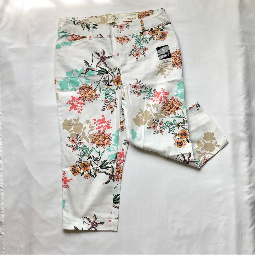 St. Johns Bay Womens Mid Rise White Floral Capri's Size 6